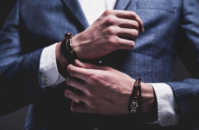 دستبند اسپرت مناسب برای آقایان و خانم‌ها و معرفی مدل‌های محبوب
