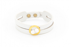 دستبند چرم و طلا طرح دایره و سنگ عقیق سفید کد OT104